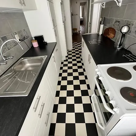 公寓 Spacious 2 Bedroom App In The Center With Balcony *