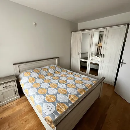 Spacious 2 Bedroom App In The Center With Balcony *