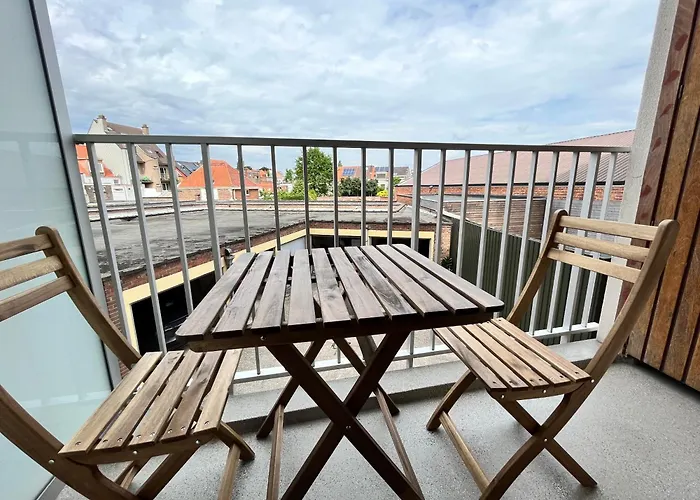 Апартаменти Spacious 2 Bedroom App In The Center With Balcony *