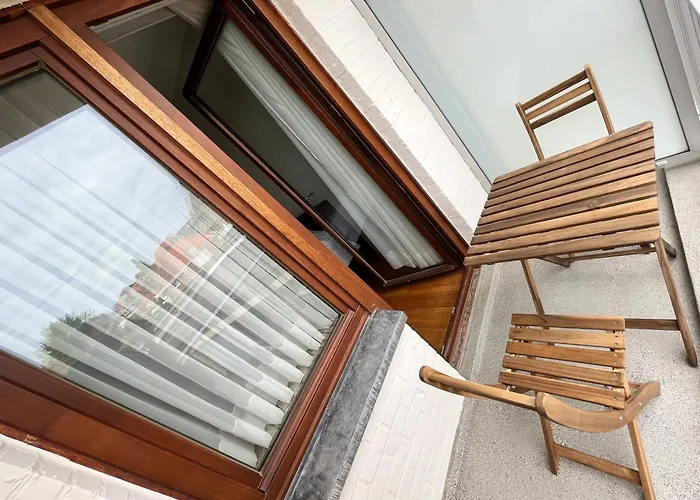 Spacious 2 Bedroom App In The Center With Balcony *